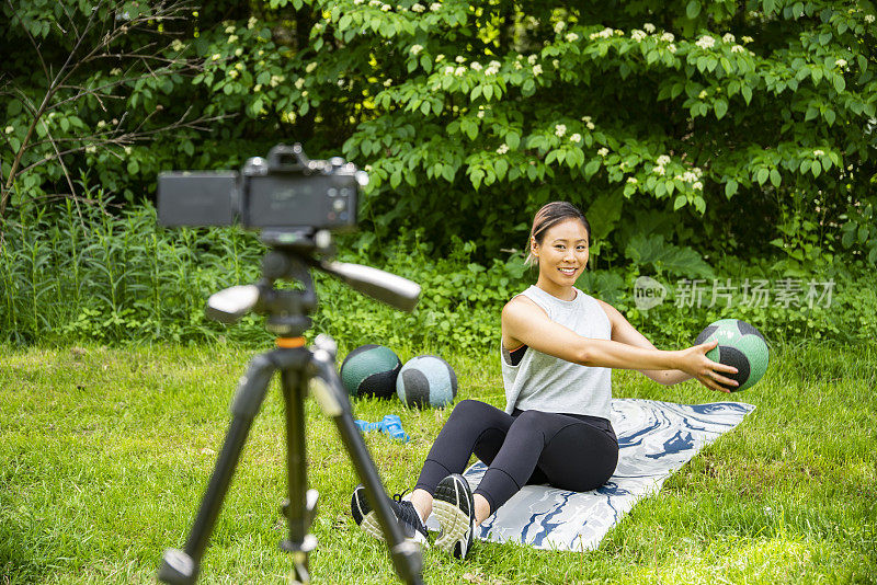 一位女性私人健身教练录制远程课程的视频