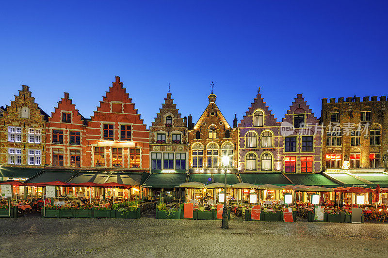 传统的彩色砖砌建筑在市场广场，比利时布鲁日