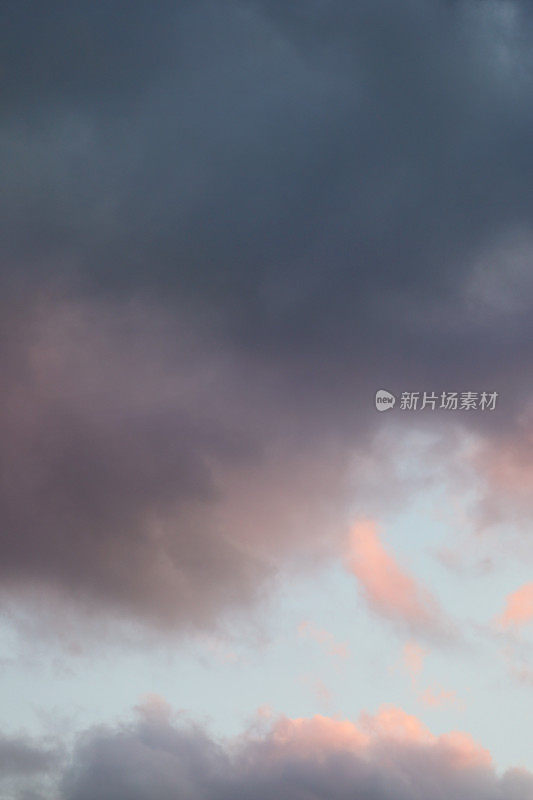 戏剧性的天空和暴风雨后的Cloudscape