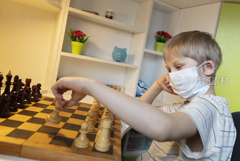 一个男孩在病毒爆发时一起下棋