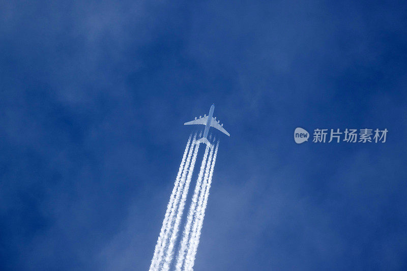 客机在高空有白色凝结尾迹