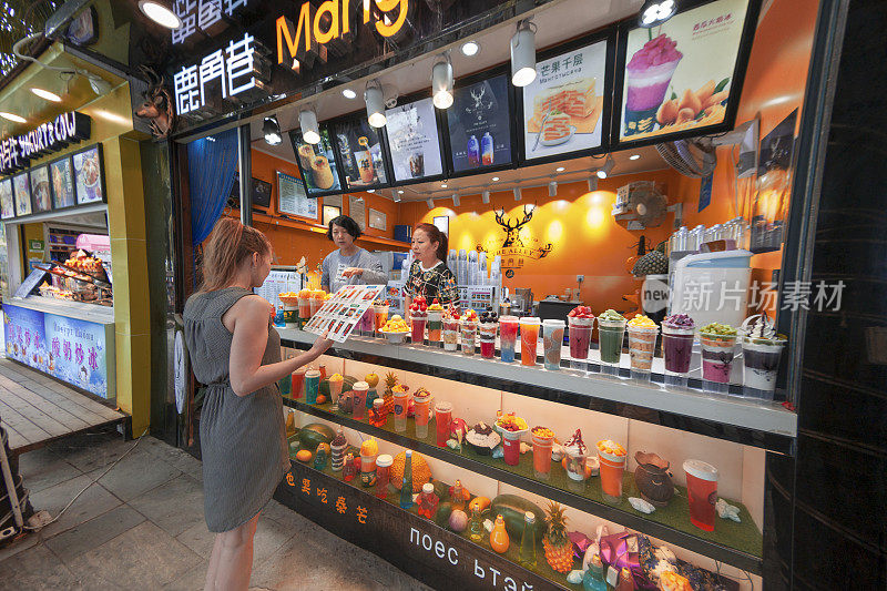 商店出售水果鸡尾酒和冰沙，不同的水果是展示新鲜榨果汁