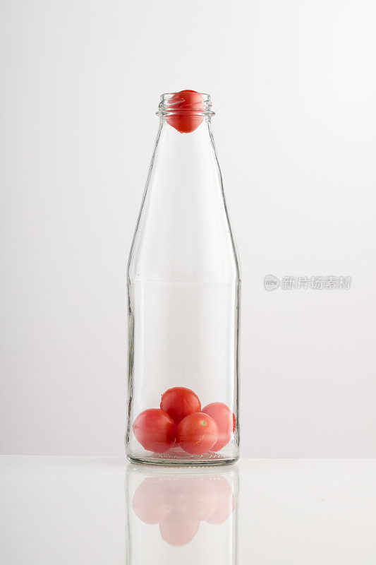 瓶子里的樱桃番茄