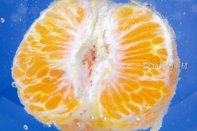 普通话超宏特写。橘子在水中，水下色泽鲜艳