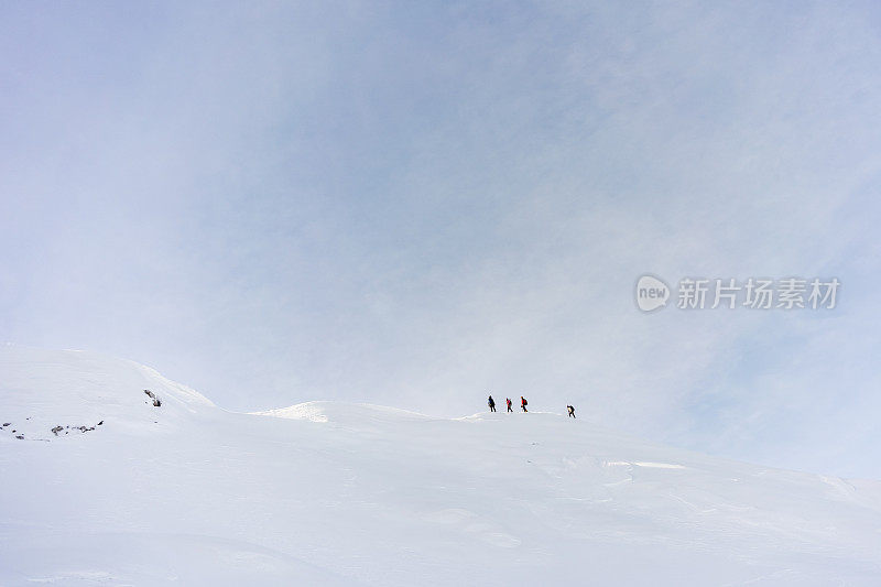 雪山山脊上的一群徒步旅行者