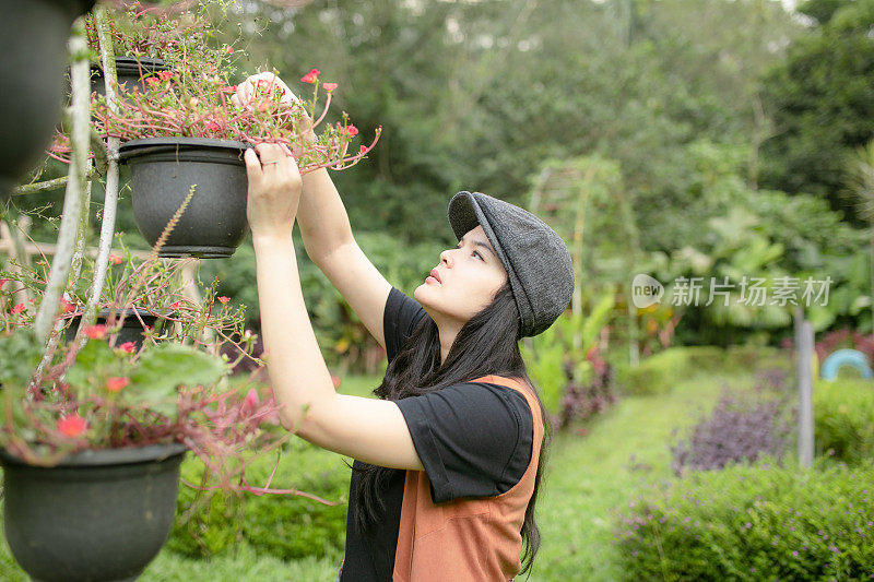 年轻的亚洲美女在后院园艺