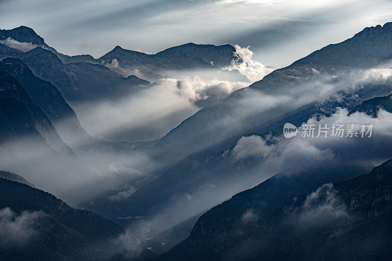 从芒加特山看Montaž和Viš，意大利阿尔卑斯山，Primorska，朱利安阿尔卑斯山，斯洛文尼亚，欧洲山脉的山脊和山峰的层层剪影