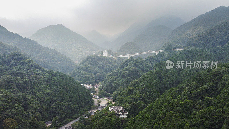 一个小山城的鸟瞰图