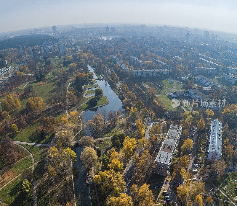 在阳光明媚的秋日里，东欧白俄罗斯首都明斯克鸟瞰城市公园，五彩缤纷的秋叶、水道和湖泊。高分辨率全景缝。