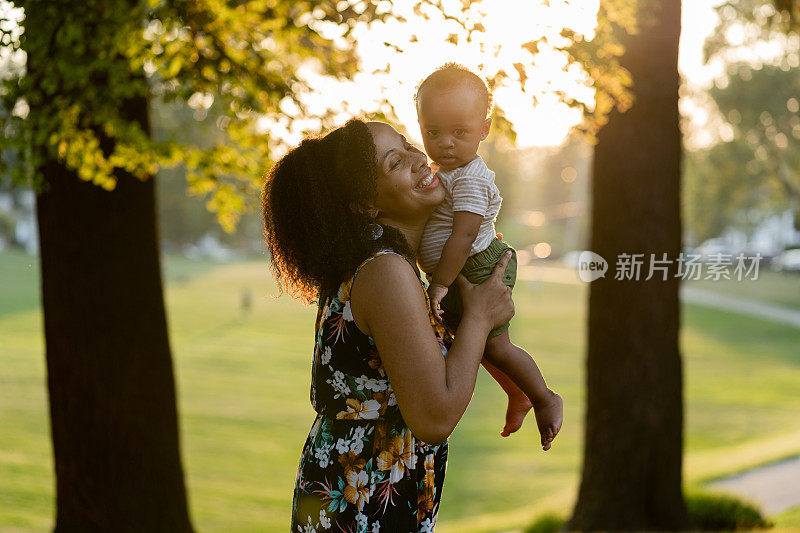 黑人妈妈和儿子在公园里享受夏天