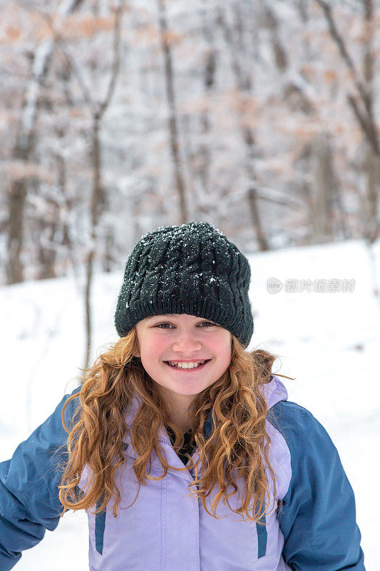 雪天里的树林里的女孩