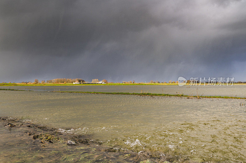 荷兰奥弗伊塞尔市兹沃勒附近的伊伊塞尔河的高水位。