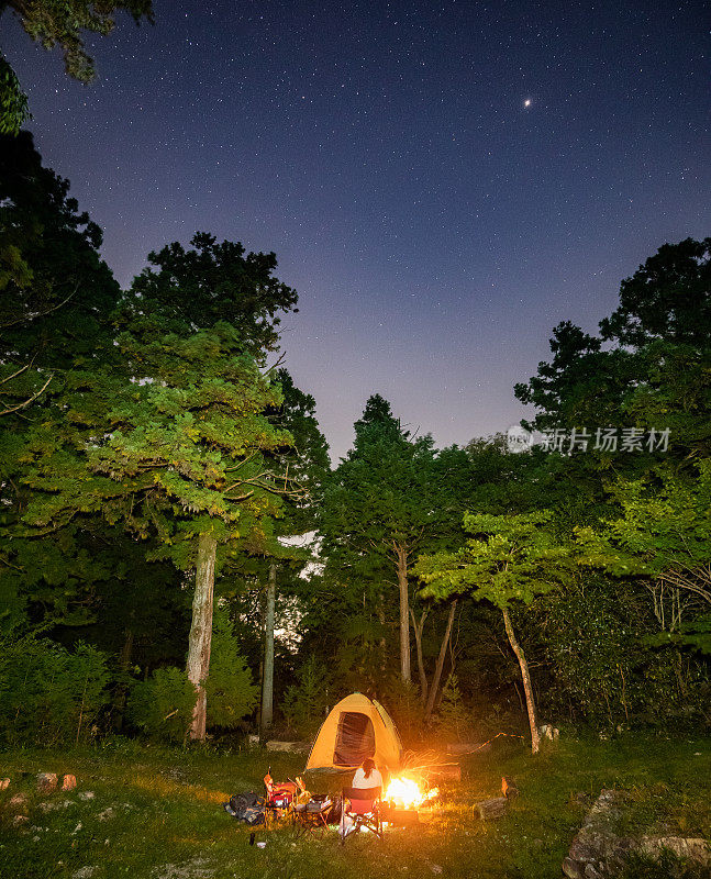 在火星下露营，在繁星满天的晴朗夜空下露营