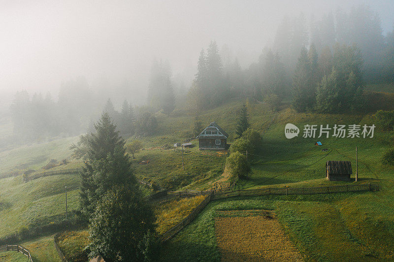 山中村庄风景鸟瞰图