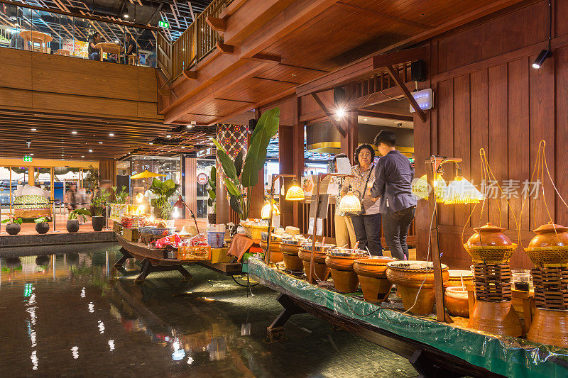 泰国曼谷Iconsiam购物中心的浮动市场。