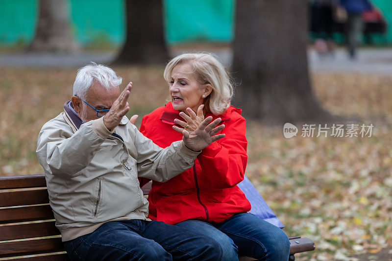 一对老年人在逛完购物中心后不高兴。