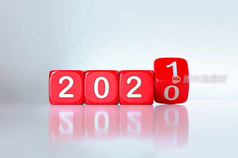 在白色散焦背景之前，红色骰子从2020年到2021年的变化