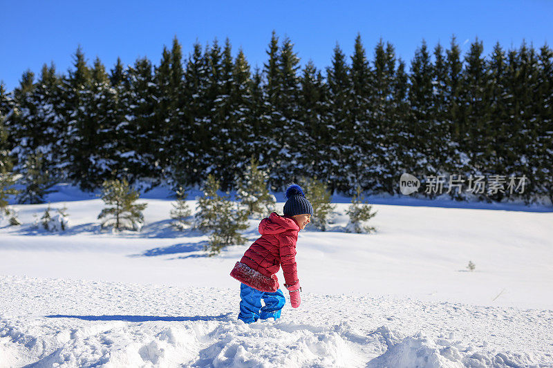 在雪地里的游戏非常有趣