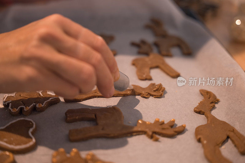 女人在家里烤圣诞饼干