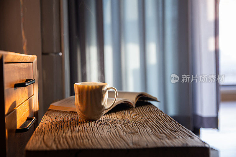 桌上有一杯咖啡和一本书