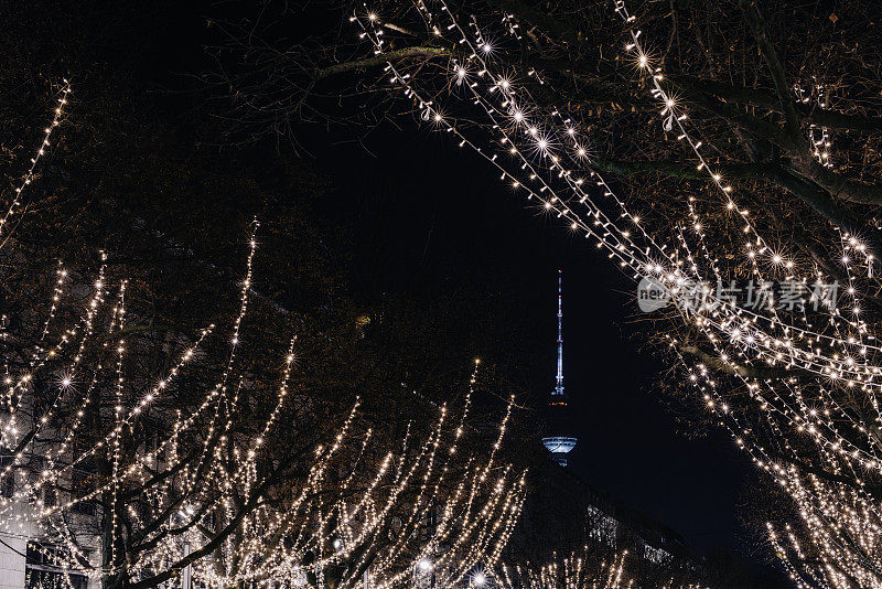 柏林，圣诞装饰灯与电视塔在街道下的林登