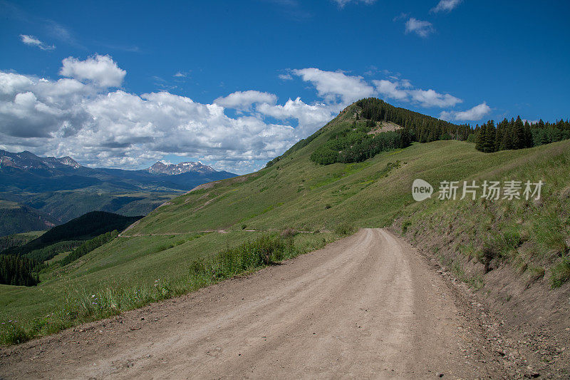 山地景观与4x4道路通过白杨树