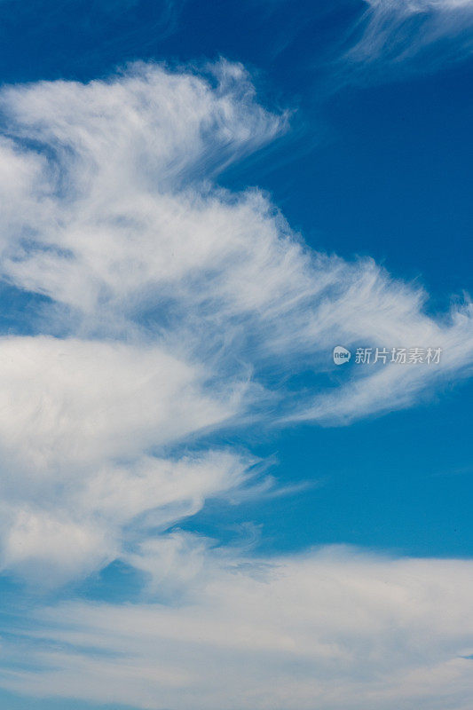 抽象的白云和蓝天纹理背景