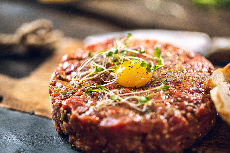 美味的鞑靼牛肉配鹌鹑蛋和香料