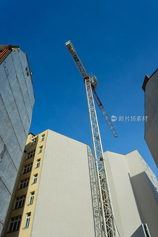 在两座旧建筑之间的一座房子的新建筑