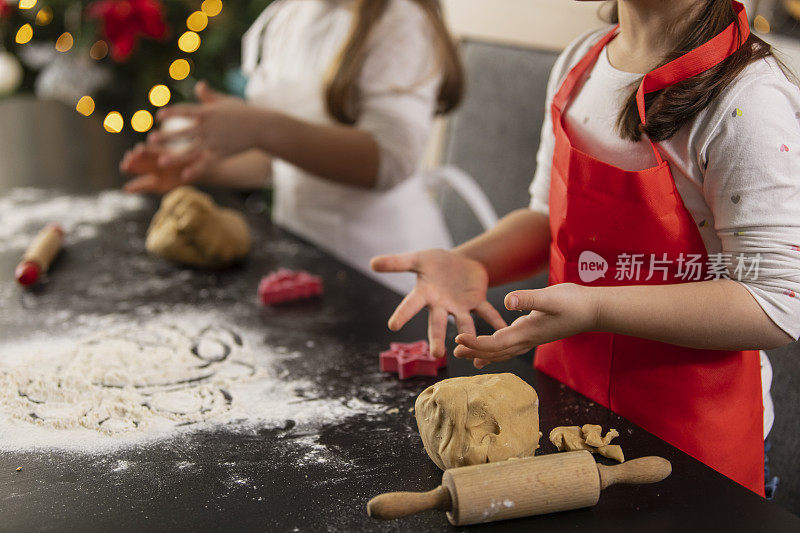 剪下两个小女孩揉面团做姜饼的镜头