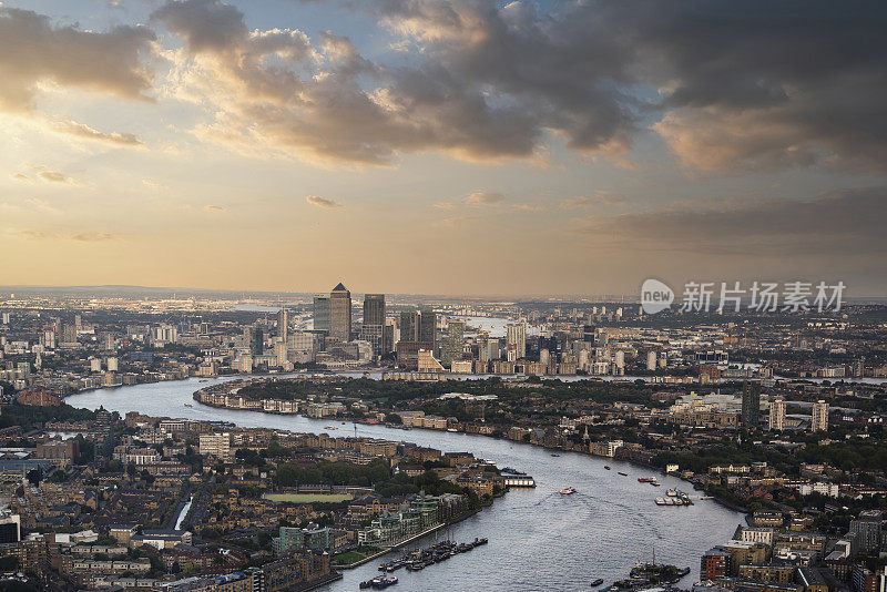 伦敦城市鸟瞰图的天际线与戏剧性的天空和地标