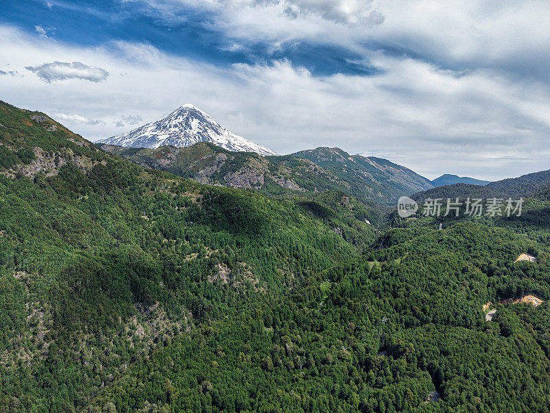 智利南部山脉后面的拉宁火山