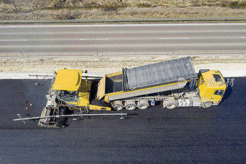 新公路的沥青铺