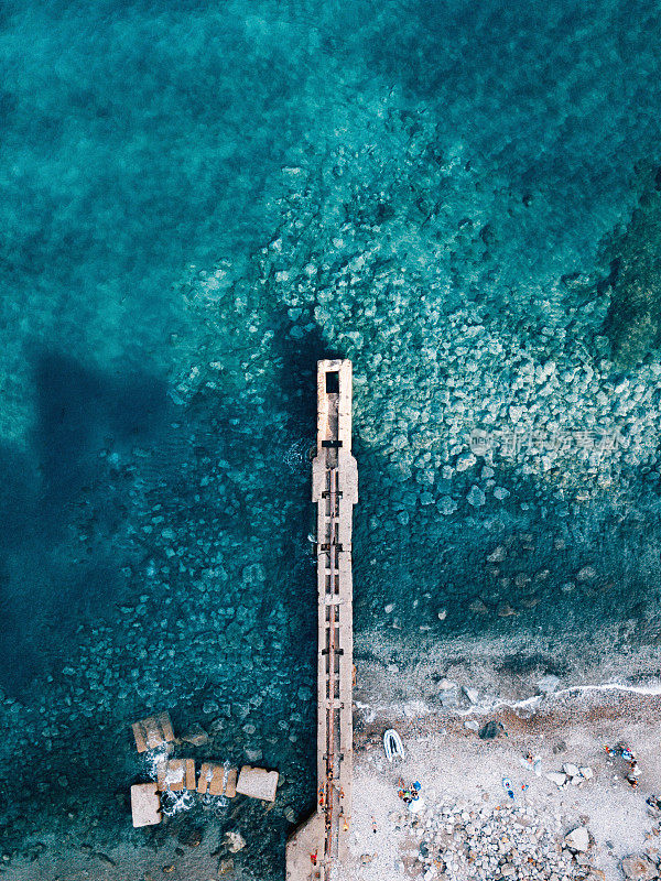 鸟瞰图的一个老码头在一个绿松石海