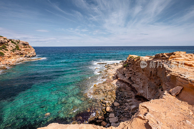 爱Embaster。桥墩凿入岩石。岩石海滩,Formentera。