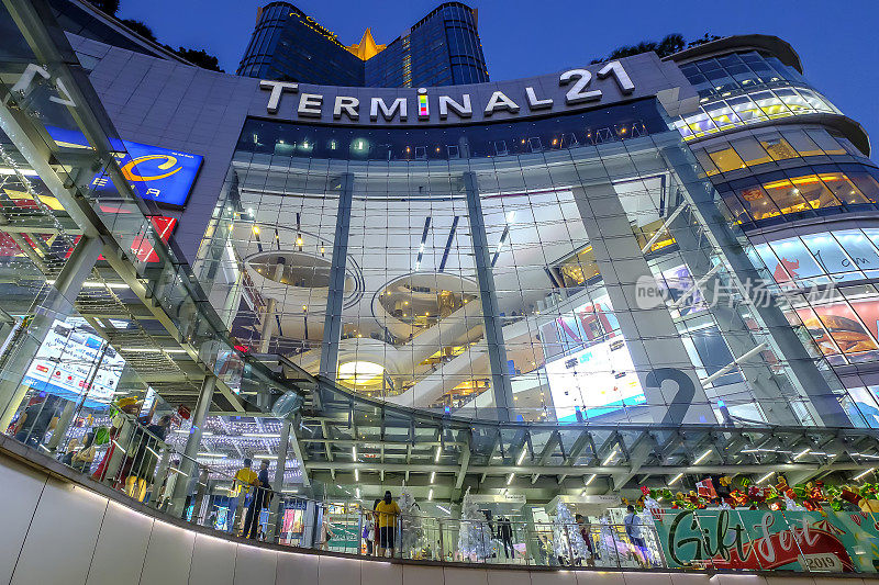 购物中心21号航站楼和前侧连接BTS空中火车站的人行道
