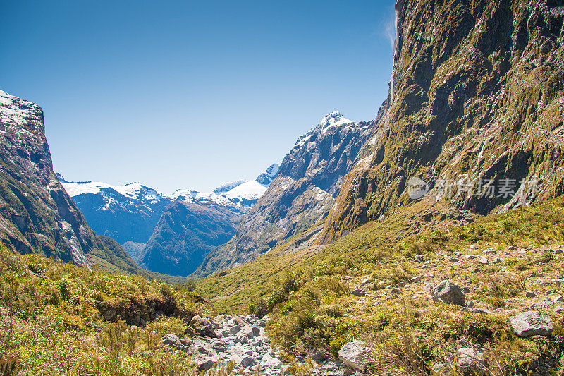 在新西兰南岛的库克山与pukaki湖和通往库克山村的道路的风景，旅游目的地概念