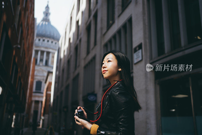 独自在欧洲旅行的女人