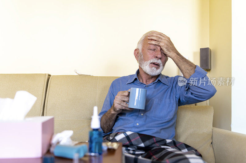 生病的老人在床上与季节性过敏喝一杯茶。