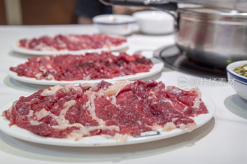 餐厅供应潮汕牛肉火锅的新鲜生牛肉