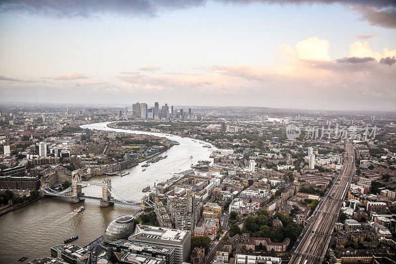 伦敦城的黄昏美景，泰晤士河，许多建筑物和塔桥，英国