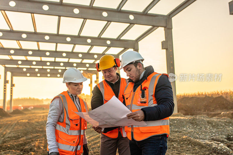 建筑承包商在施工现场分析图纸