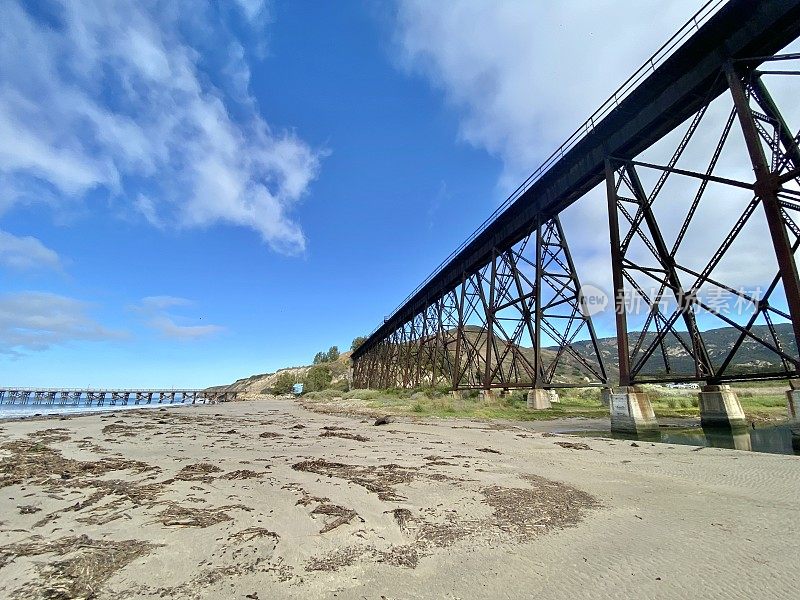 铁路栈桥和海滩