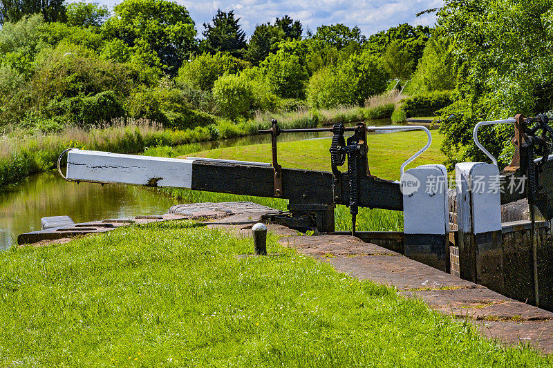 湖河水渠风景优美的英国-德罗伊维奇运河，德罗伊维奇温泉英国伍斯特郡