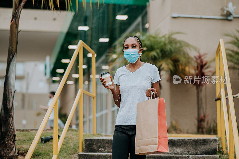 戴口罩的妇女，冠状病毒大流行