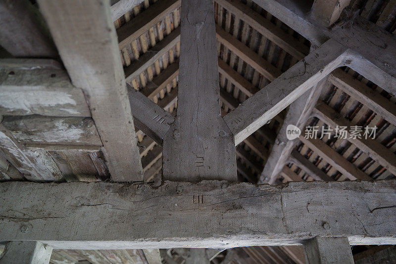 在英国萨默塞特的一个废弃谷仓里，都铎式的结实橡木横梁上有榫卯连接