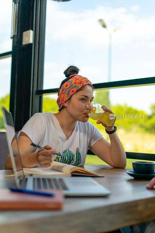 两个年轻女人和她的朋友在咖啡馆里开会