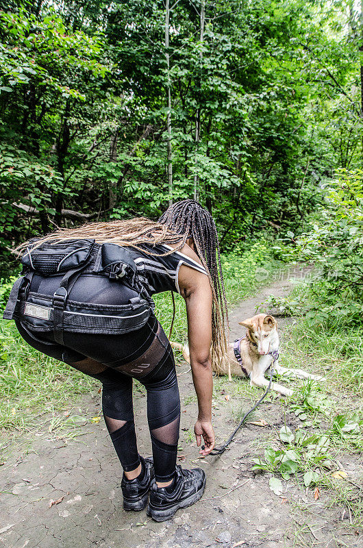 一位年轻的海地妇女正在训练她的狗