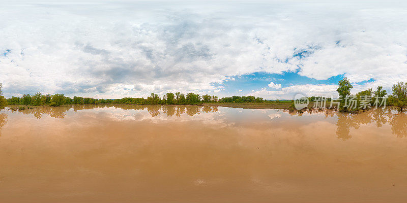 360度x180度全球形(等矩形)淹水草甸全景。