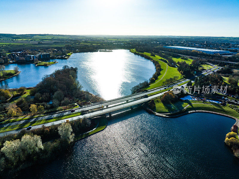 航拍的铰接式货车在乡村道路上，英国米尔顿凯恩斯